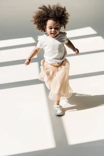 Κοριτσάκι σε λευκό στούντιο — Φωτογραφία Αρχείου
