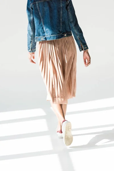 Vrouw in beige rok en denim jasje — Stockfoto