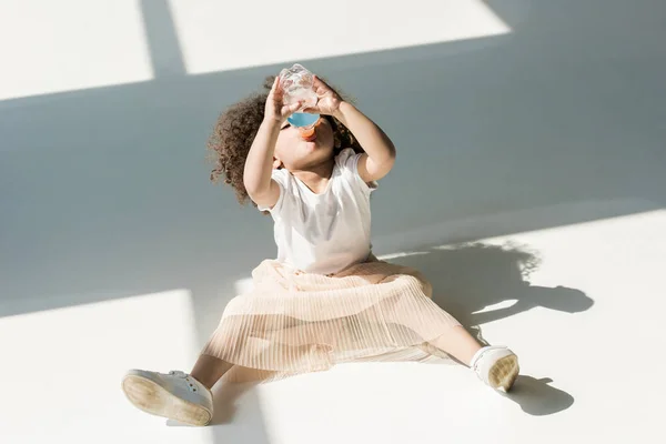 Girl sitting and drinking wate — Stock Photo, Image