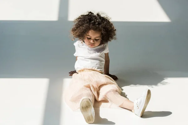 Bebê menina sentado no estúdio — Fotografia de Stock