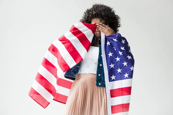 Mujer acurrucada con bandera americana — Foto de Stock
