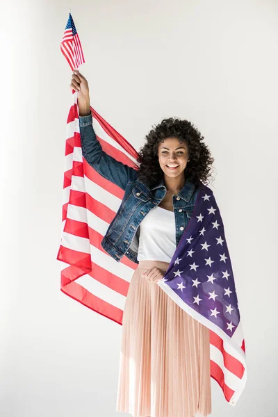 미국 국기를 들고 서 있는 여자 — 스톡 사진