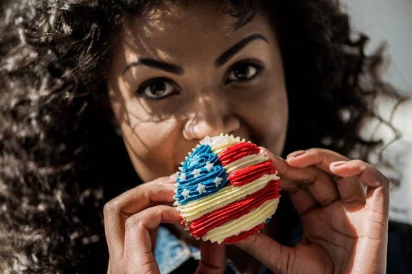 Chica con bandera americana cupcake — Foto de Stock