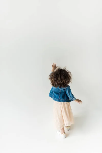 Děvčátko v bílých studio — Stock fotografie zdarma