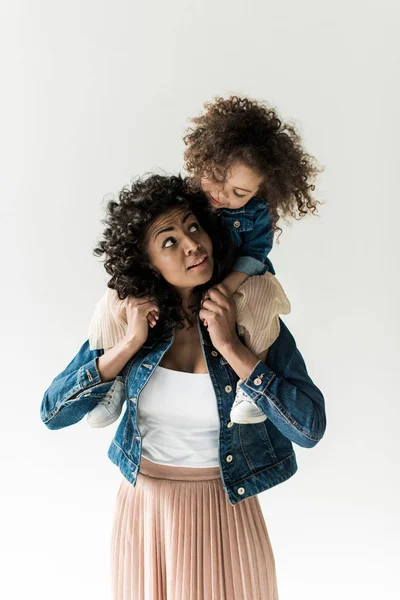 Hija sentada sobre hombros de madre — Foto de Stock