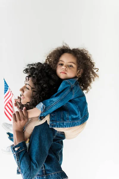 Daughter sitting on shoulders of mother — Free Stock Photo