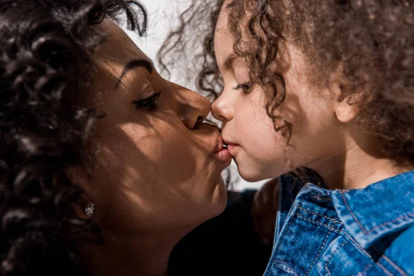 Vrouw kuste haar dochter — Stockfoto