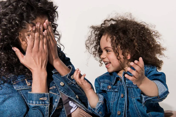 Madre jugando al escondite con su hija — Foto de Stock