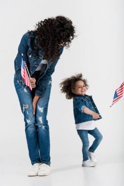 Anne ve kızı Amerikan bayrakları ile