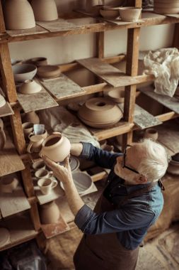 Üst düzey potter önlük ve gözlük atölyesinde seramik kase incelenmesi