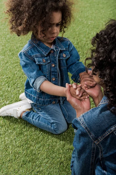 Menina bebê com sua mãe — Fotografia de Stock