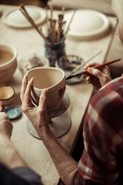 Vista aérea de la mujer pintando olla de barro en el taller — Foto de Stock