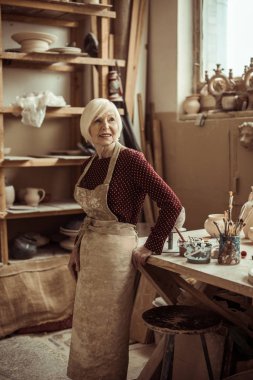 Önden Görünümü önlüğü ayakta Atölyesi'nde üst düzey kadın potter