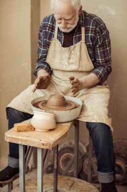 Potters tekerlek üzerinde çalışan erkek usta Önden Görünüm