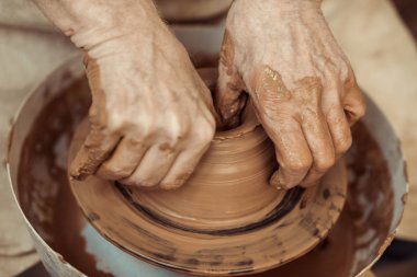 Erkek usta potters tekerlek üzerinde çalışma yakın çekim