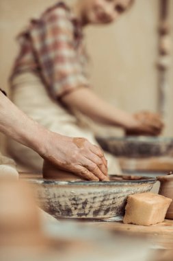 Potters tekerlek üzerinde çalışan eller, yakın çekim