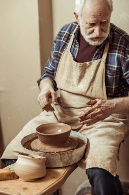 Erkek usta potters tekerlek üzerinde çalışma yakın çekim