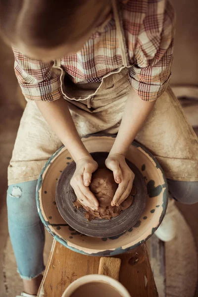 Overhead view of little girl making pottery on wheel at workshop — Stock Photo, Image