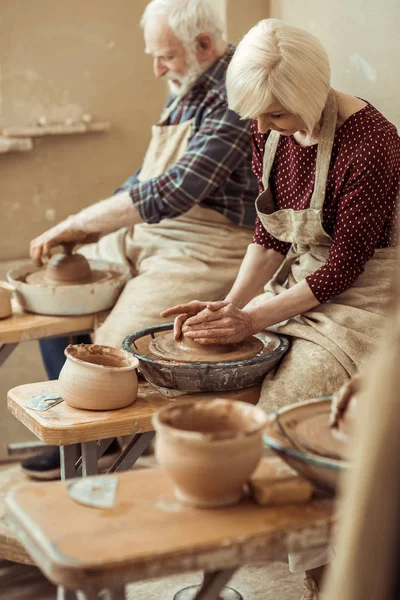 Abuela y abuelo haciendo cerámica en el taller — Foto de Stock