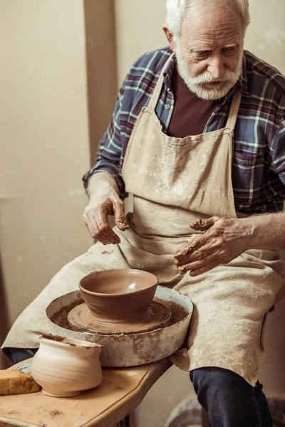 Close up of male craftsman working on potters wheel — Stock Photo, Image