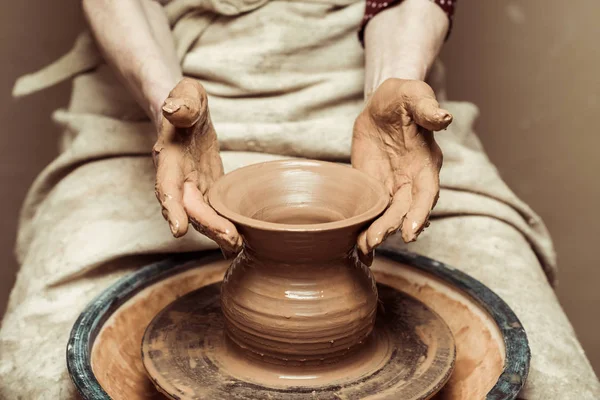 Potters tekerlek üzerinde çalışan eller, yakın çekim — Stok fotoğraf