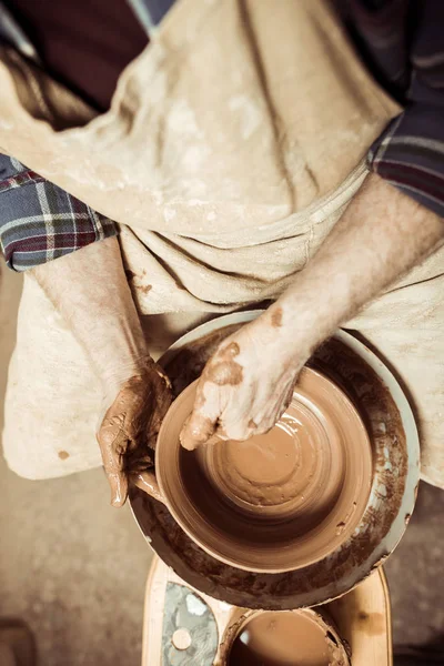 Primer plano del artesano masculino que trabaja en la rueda de alfarero — Foto de Stock