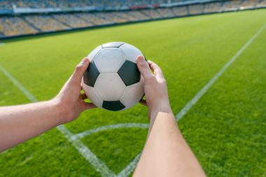 Futbol topu tutan kişi