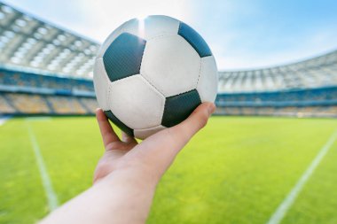 Futbol topu tutan kişi