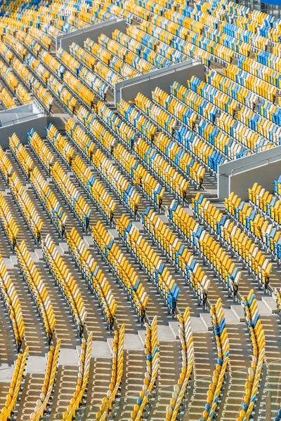 Rijen stadionstoelen — Gratis stockfoto