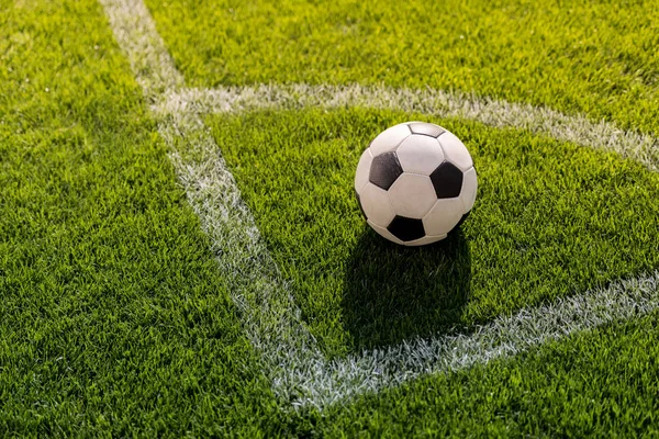 Bola de futebol na grama — Fotografia de Stock