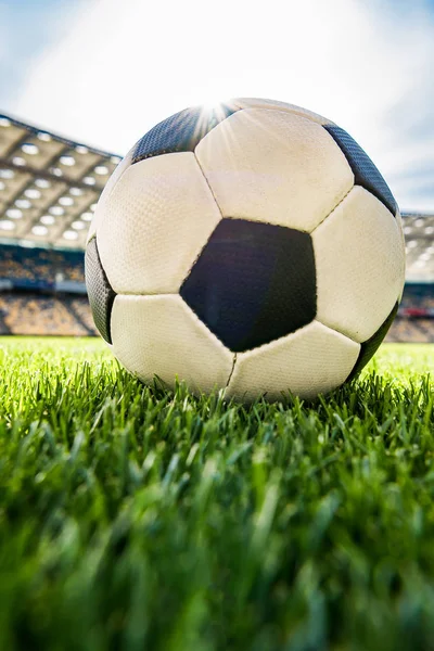 Futbol topu çimlerin üzerinde — Stok fotoğraf