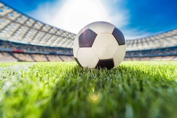 Pelota de fútbol en la hierba — Foto de Stock