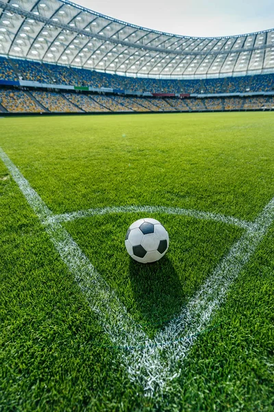 Pelota de fútbol en la hierba — Foto de Stock