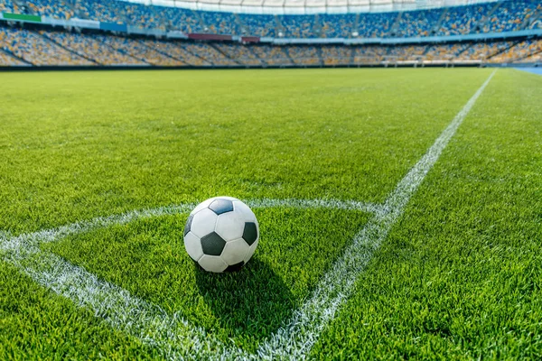 Bola de futebol na grama — Fotografia de Stock