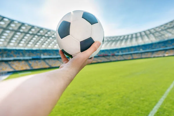 Persona sosteniendo pelota de fútbol — Foto de Stock