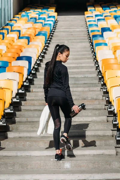 Müde Sportlerin auf Stadionsitzen — kostenloses Stockfoto