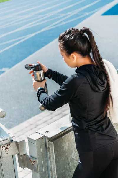 Deportista con botella de deporte — Foto de stock gratis