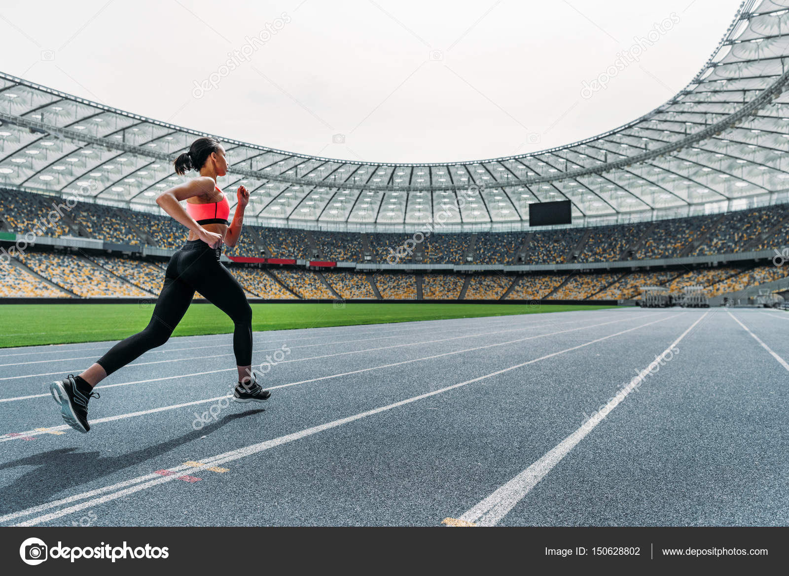 Sportskvinde kører på stadion — © ArturVerkhovetskiy #150628802