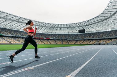 Sporcumuz stadyum üzerinde çalışan 