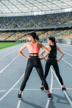 Stadyum üzerinde egzersiz sportswomen 