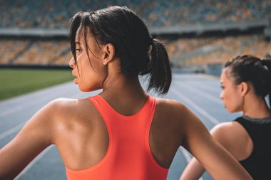 Stadyum üzerinde egzersiz sportswomen 