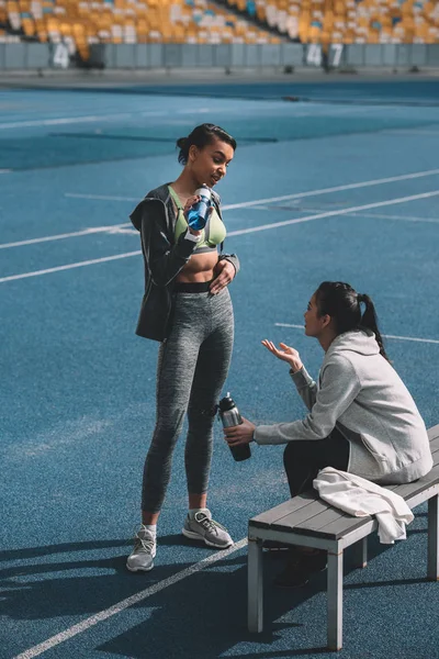 Jóvenes deportistas en el estadio — Foto de Stock