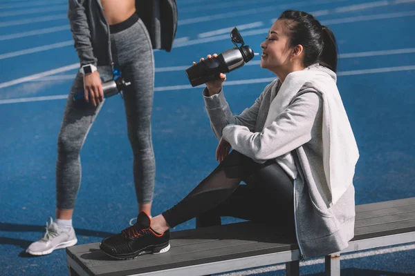 Junge Sportlerinnen im Stadion — Stockfoto