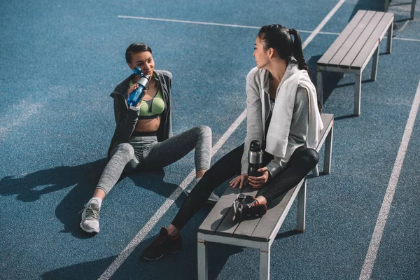 Jovens desportistas no estádio — Fotografia de Stock