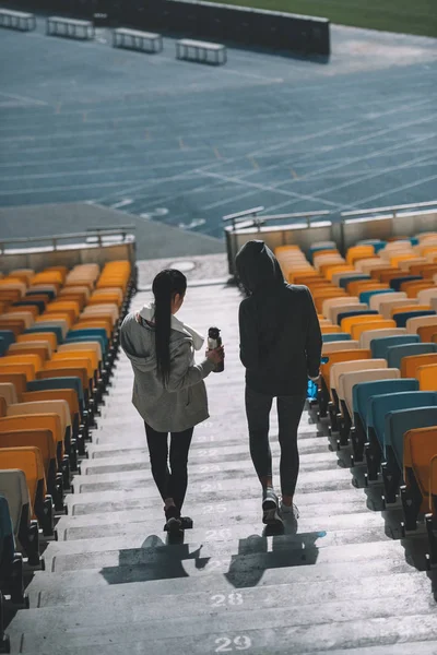 Mladých sportovců na stadionu — Stock fotografie zdarma