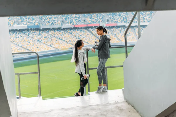 Sportlerinnen am Geländer am Stadion — kostenloses Stockfoto