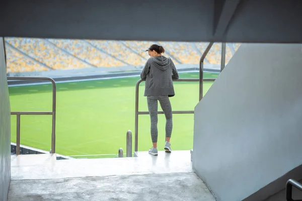 Deportista en barandilla en el estadio — Foto de stock gratis