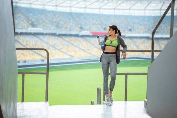 Sportswoman at handrail on stadium — Free Stock Photo