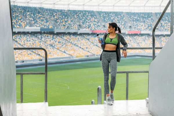 Sportswoman at handrail on stadium — Free Stock Photo