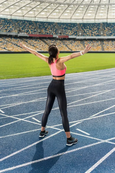 Sportswoman exercising on stadium — Stock Photo, Image